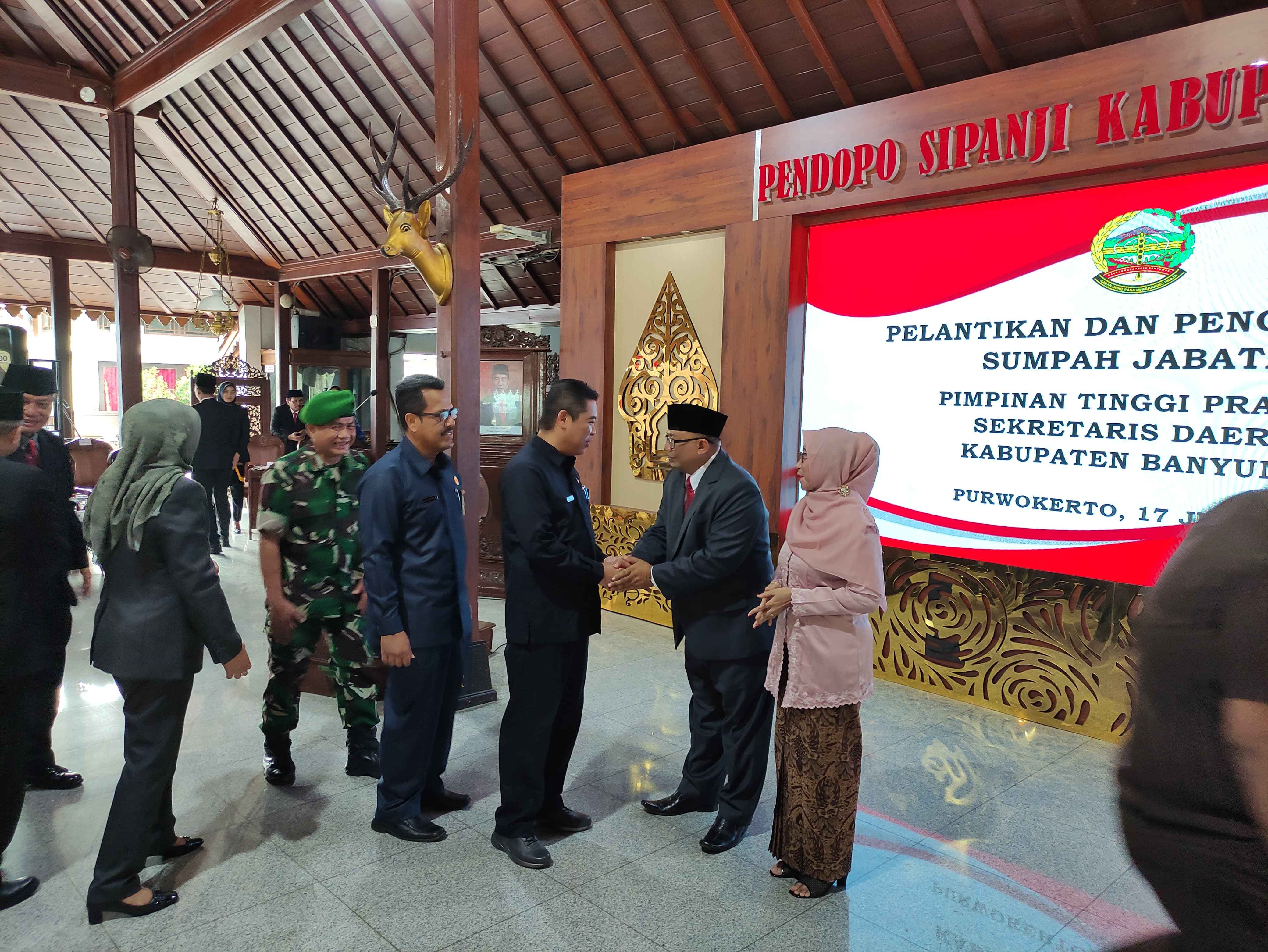 Foto 2 Pelantikan Sekda Banyumas compres